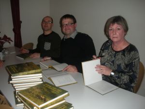 De tre forfattere i gang med at dedikere bogen